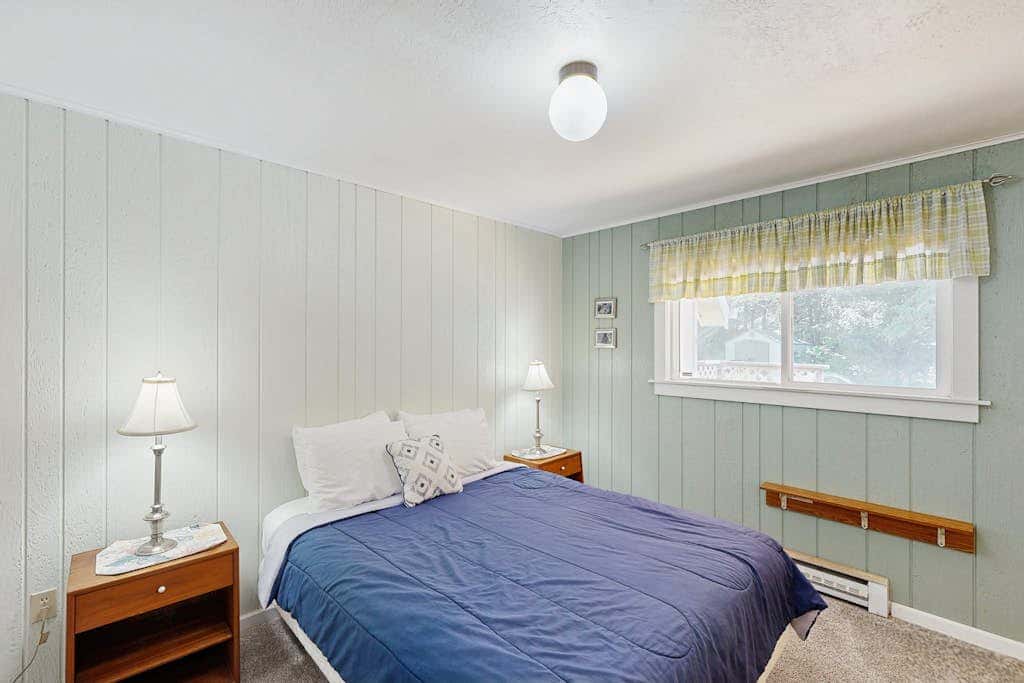Oceanfront cottage with private hot tub & W&D- central locale near beach access