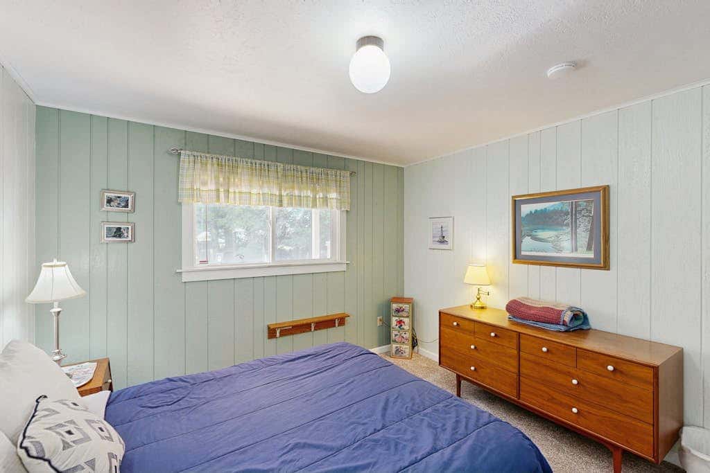 Oceanfront cottage with private hot tub & W&D- central locale near beach access