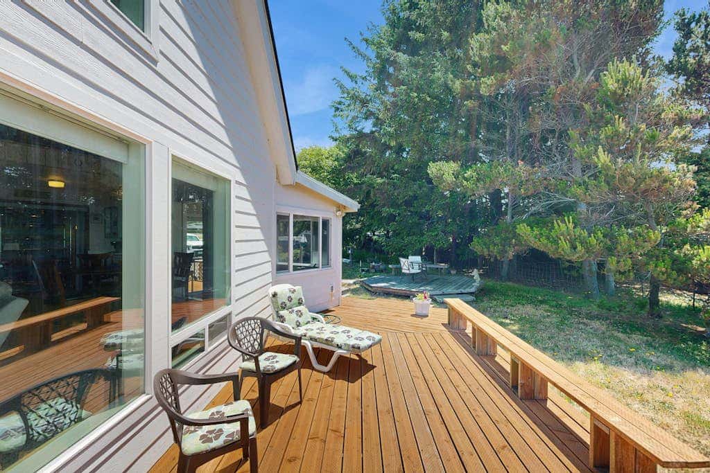 Oceanfront cottage with private hot tub & W&D- central locale near beach access