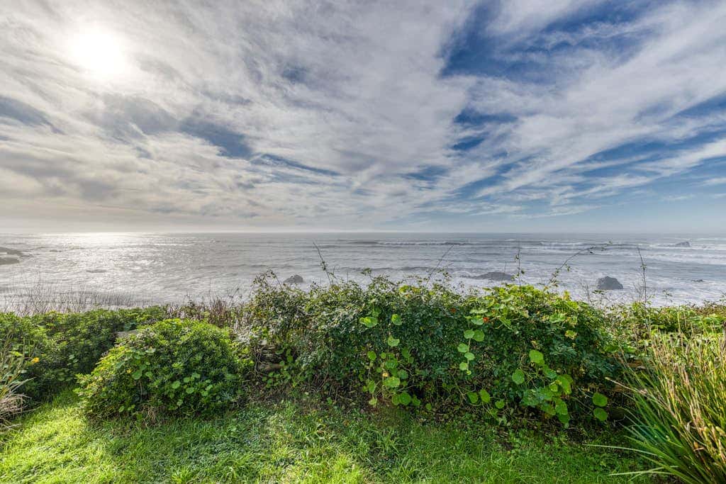 Oceanfront cottage with private hot tub & W&D- central locale near beach access