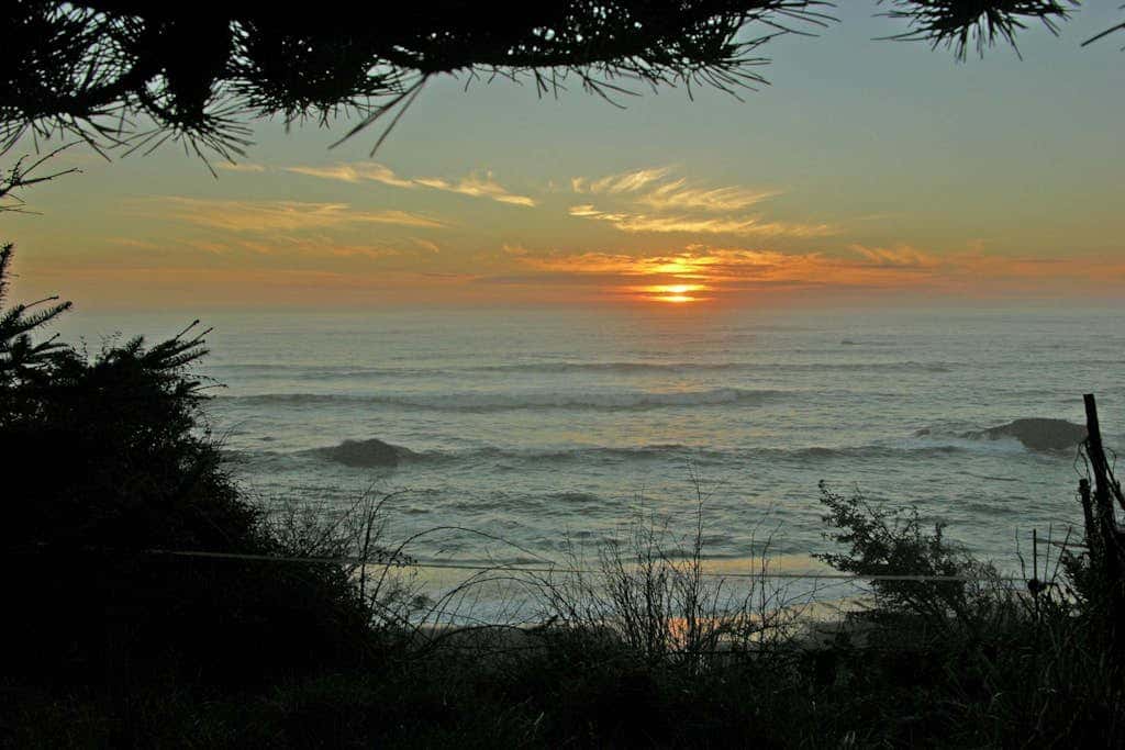 Oceanfront cottage with private hot tub & W&D- central locale near beach access