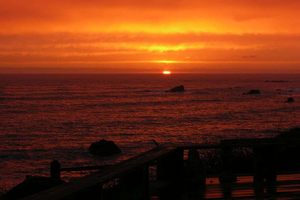 Oceanfront cottage with private hot tub & W&D- central locale near beach access