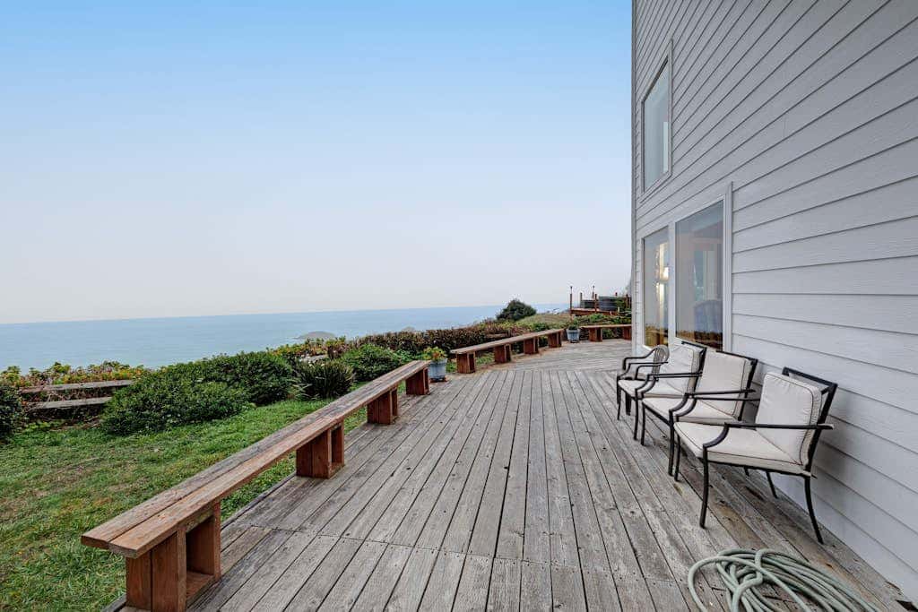 Oceanfront cottage with private hot tub & W&D- central locale near beach access
