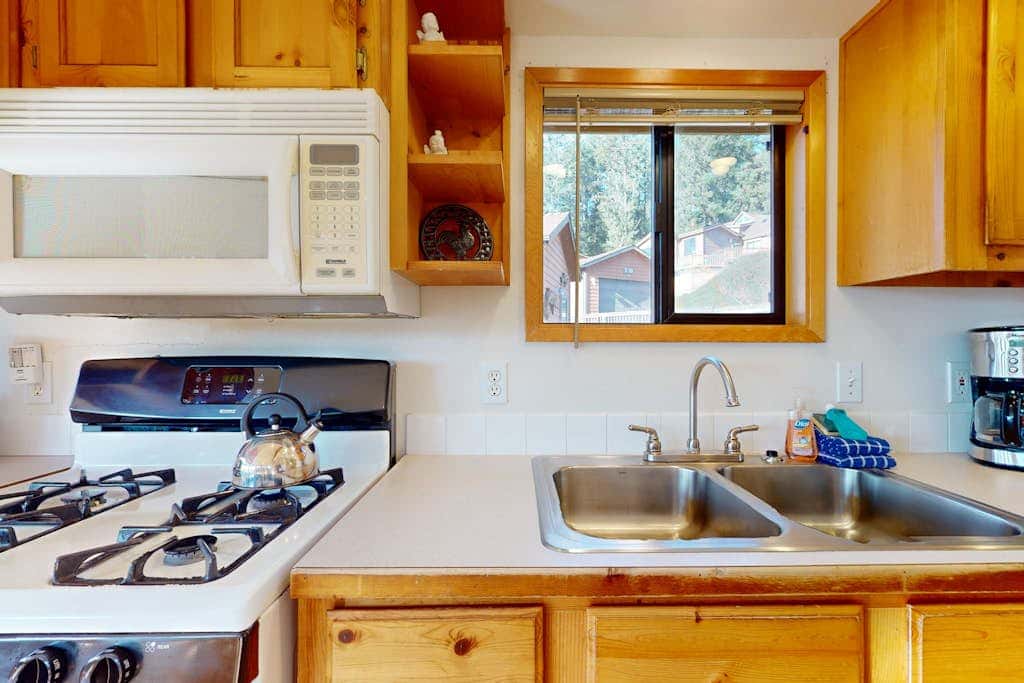 Tranquil dog-friendly coastal escape with private hot tub, patio, & nature views
