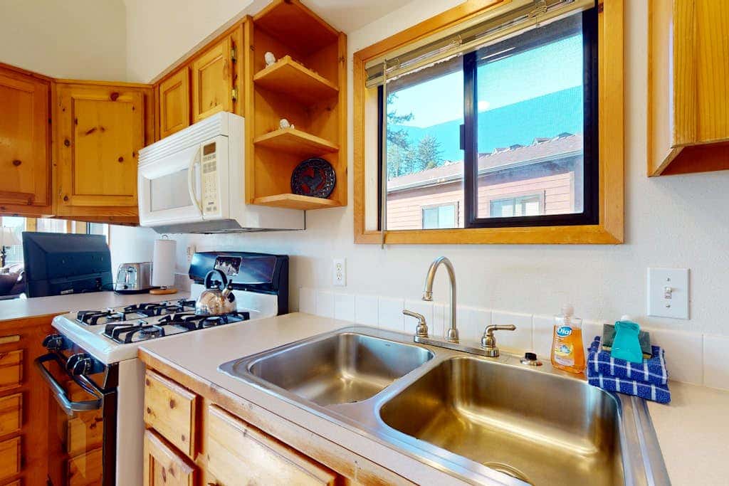 Tranquil dog-friendly coastal escape with private hot tub, patio, & nature views