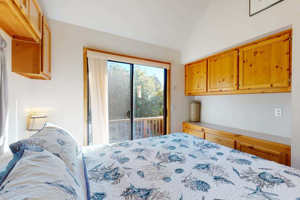 Tranquil dog-friendly coastal escape with private hot tub, patio, & nature views