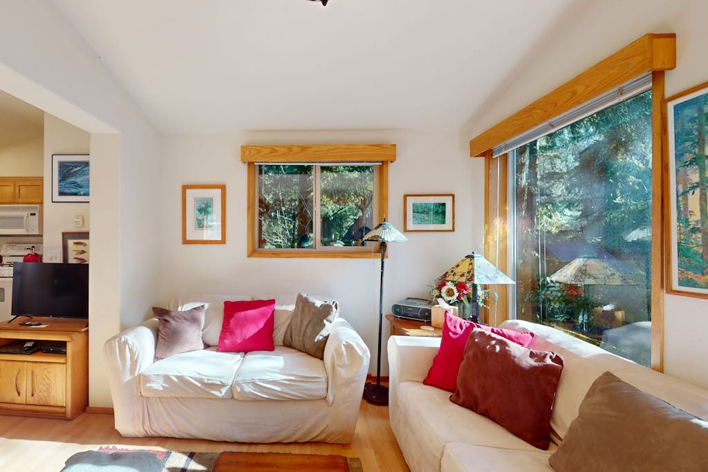 Tree-lined cabin with studio & gorgeous decks, just up from Whaleshead Beach