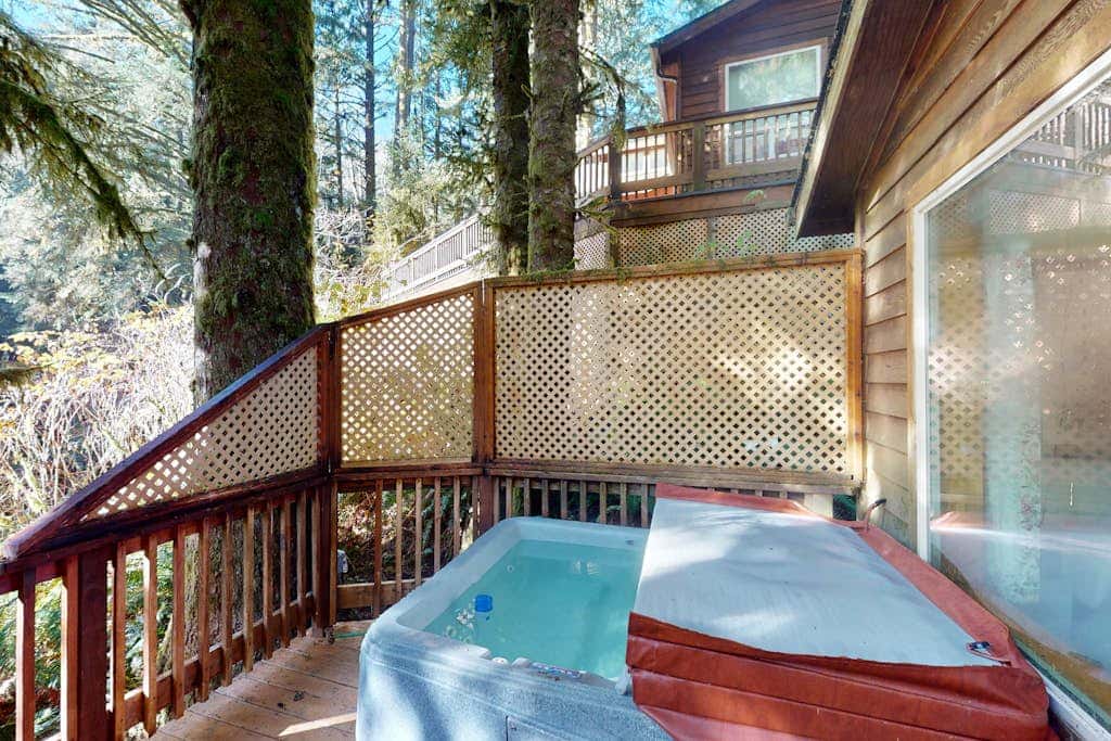 Tree-lined cabin with studio & gorgeous decks, just up from Whaleshead Beach