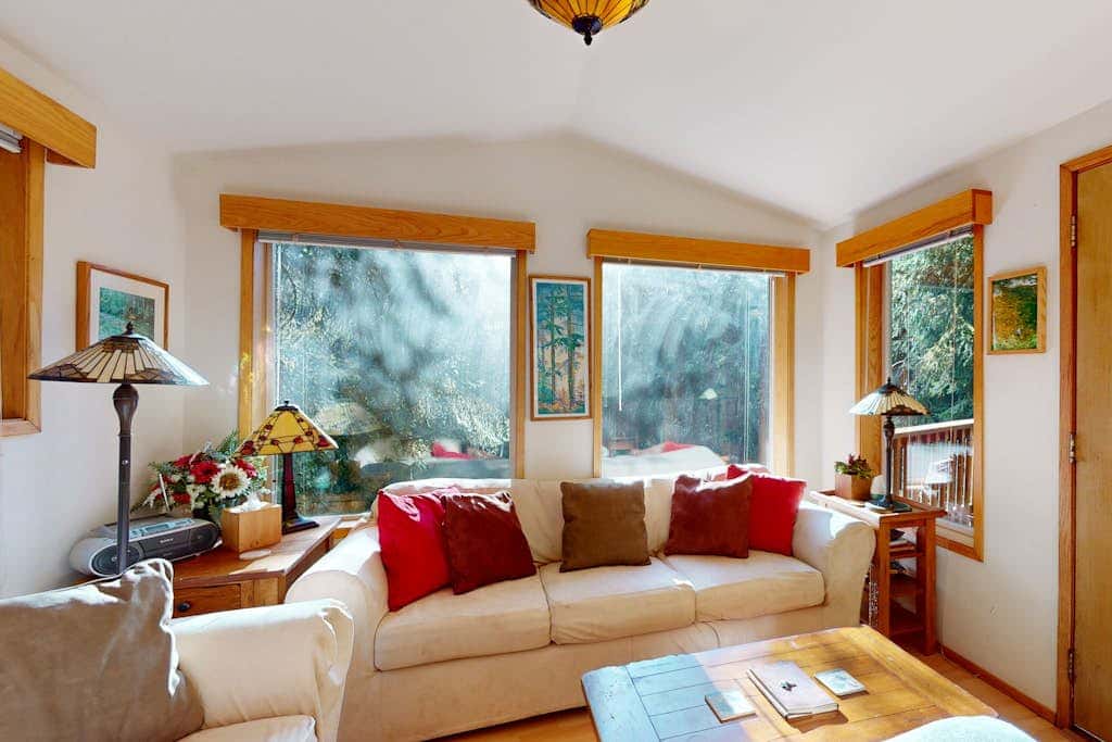 Tree-lined cabin with studio & gorgeous decks, just up from Whaleshead Beach