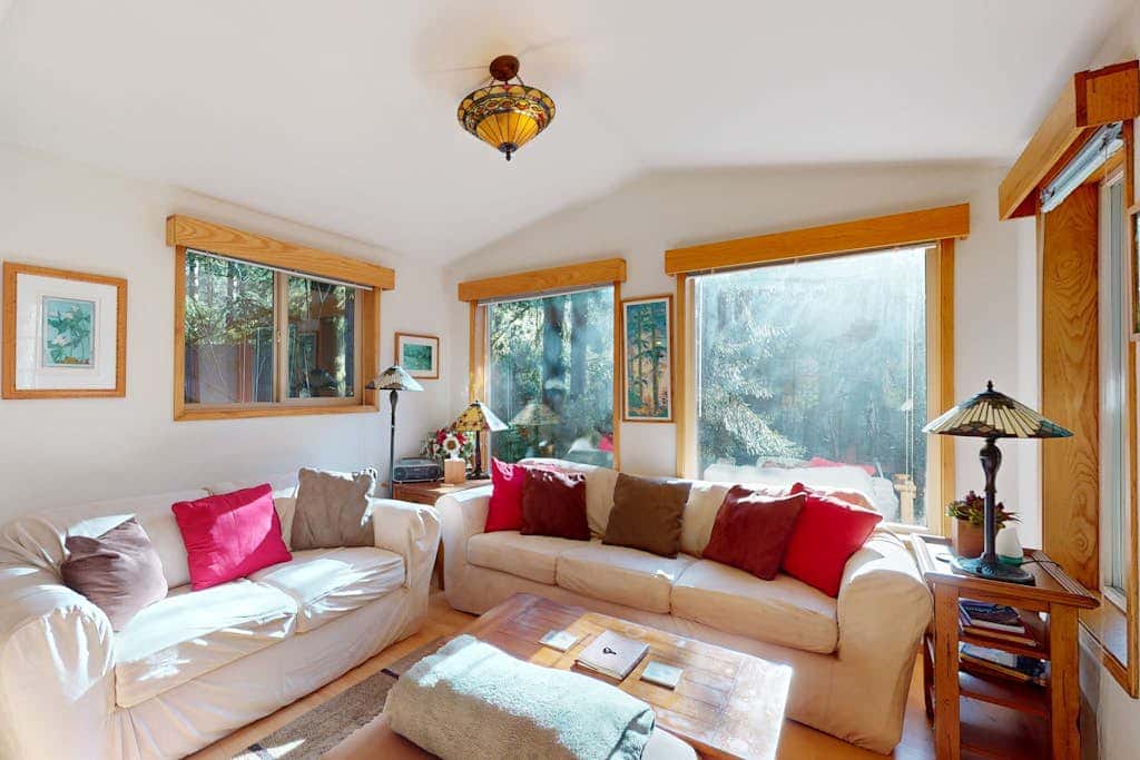 Tree-lined cabin with studio & gorgeous decks, just up from Whaleshead Beach