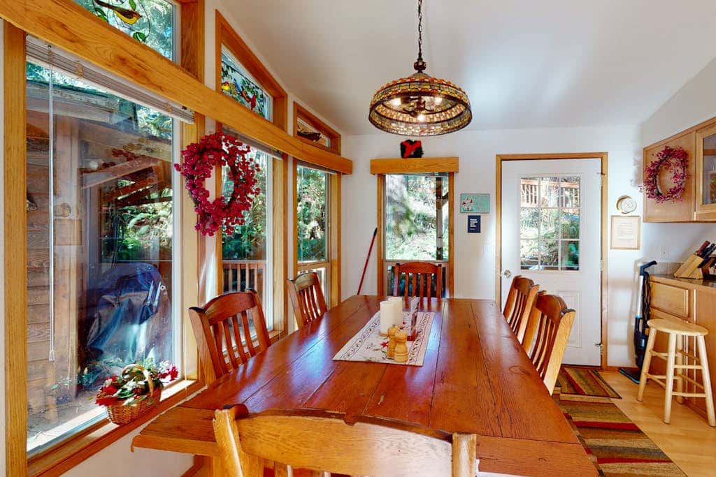 Tree-lined cabin with studio & gorgeous decks, just up from Whaleshead Beach
