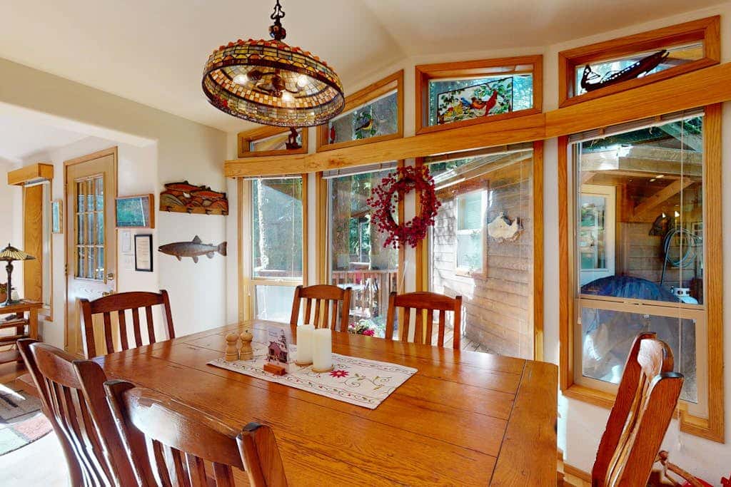 Tree-lined cabin with studio & gorgeous decks, just up from Whaleshead Beach