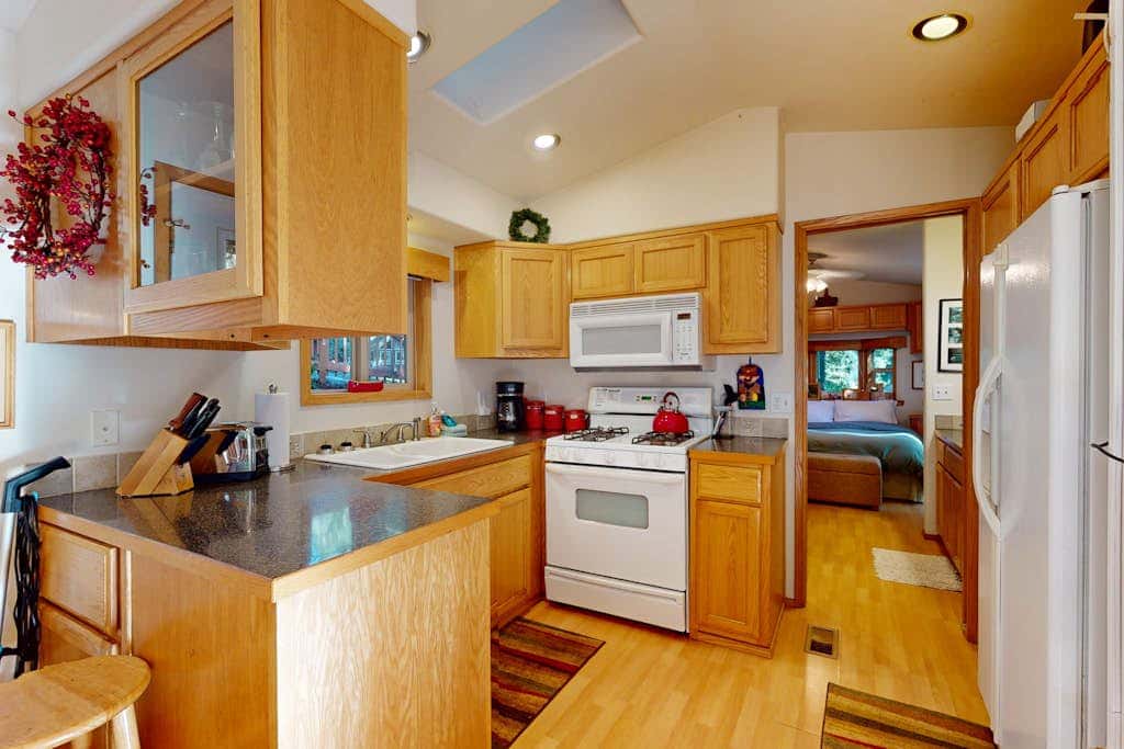 Tree-lined cabin with studio & gorgeous decks, just up from Whaleshead Beach