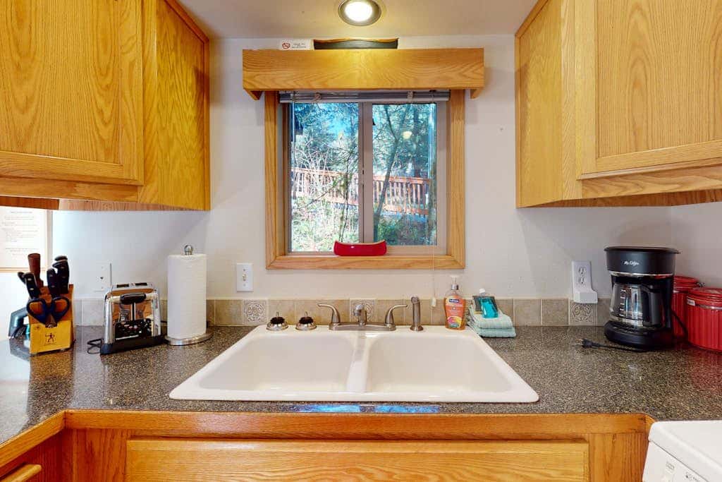 Tree-lined cabin with studio & gorgeous decks, just up from Whaleshead Beach