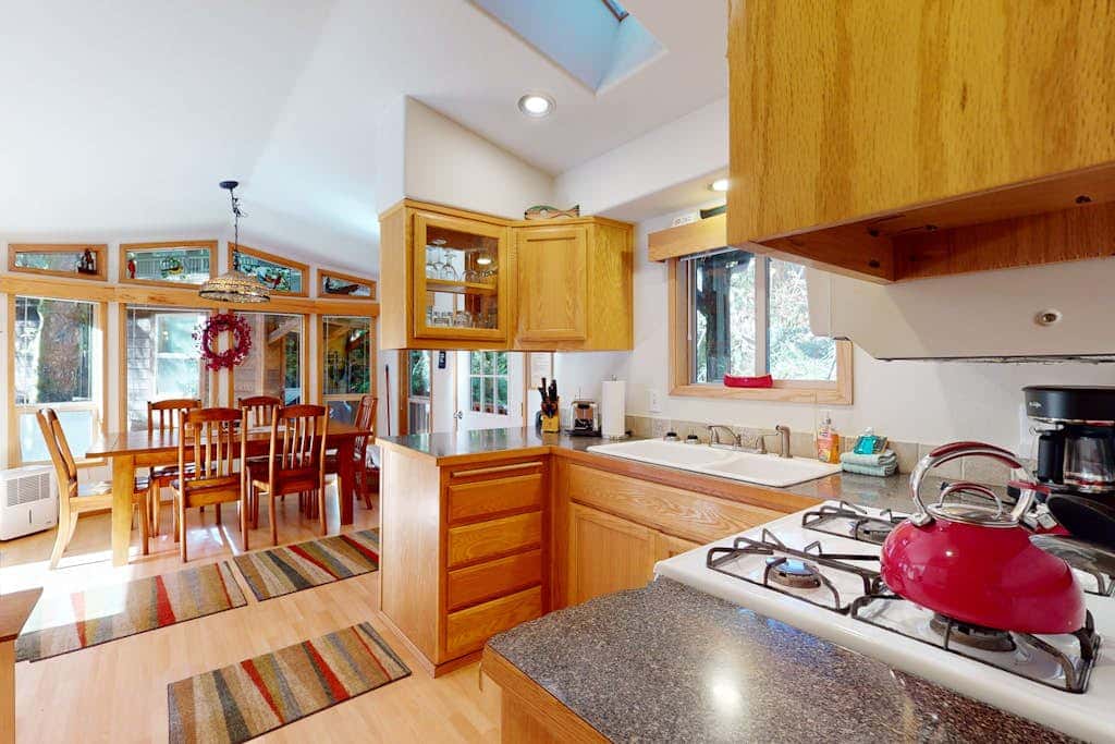 Tree-lined cabin with studio & gorgeous decks, just up from Whaleshead Beach