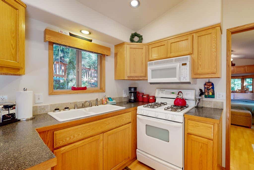 Tree-lined cabin with studio & gorgeous decks, just up from Whaleshead Beach