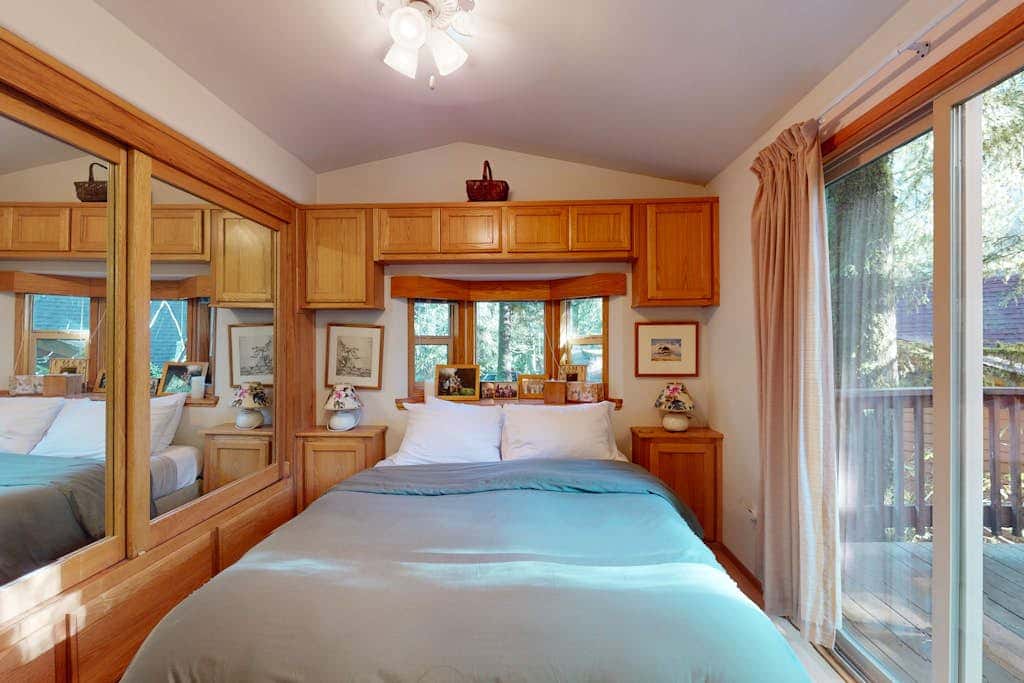 Tree-lined cabin with studio & gorgeous decks, just up from Whaleshead Beach