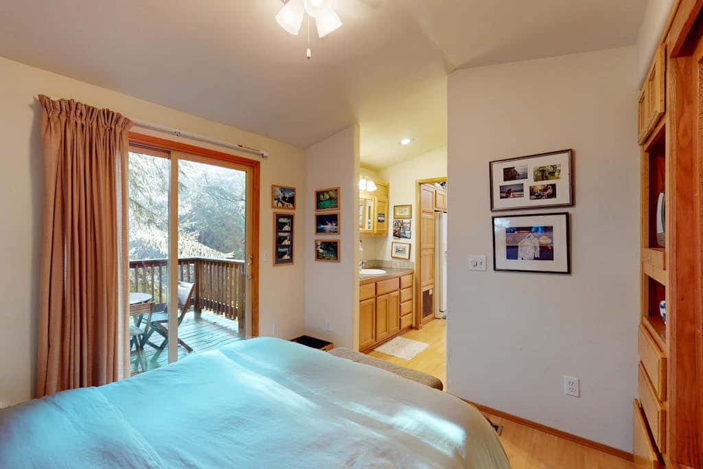 Tree-lined cabin with studio & gorgeous decks, just up from Whaleshead Beach