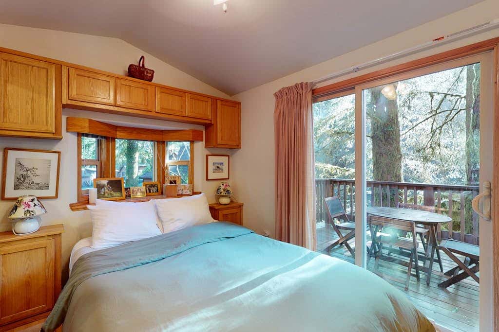 Tree-lined cabin with studio & gorgeous decks, just up from Whaleshead Beach