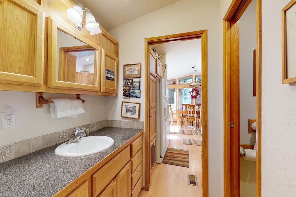 Tree-lined cabin with studio & gorgeous decks, just up from Whaleshead Beach