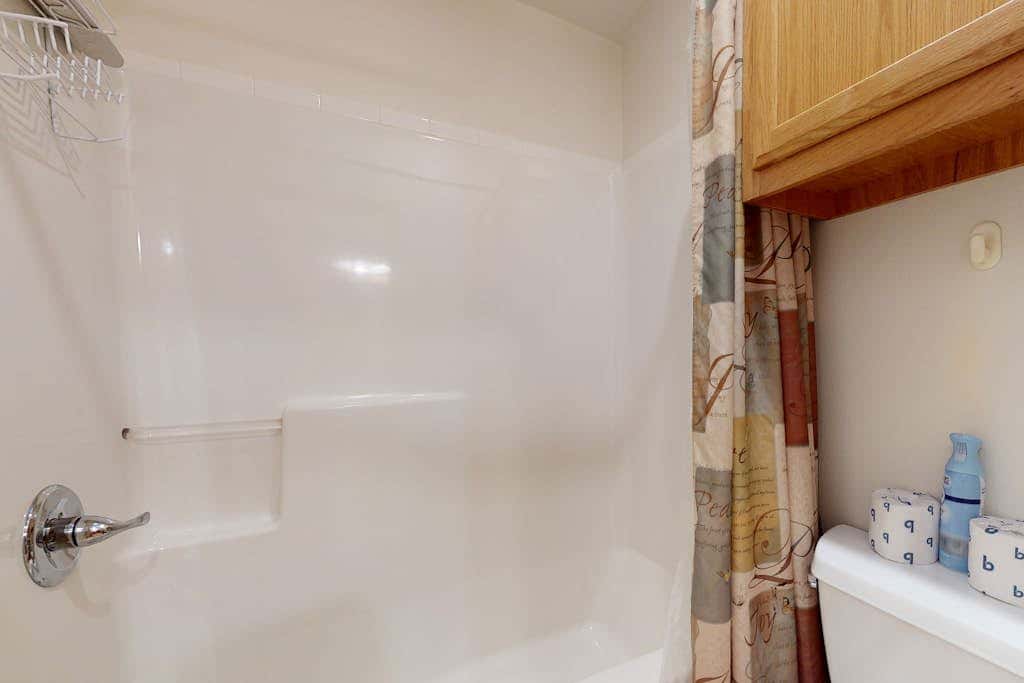 Tree-lined cabin with studio & gorgeous decks, just up from Whaleshead Beach