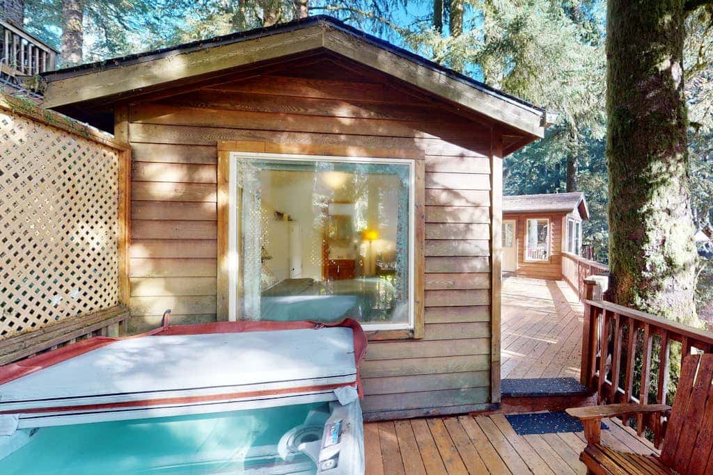 Tree-lined cabin with studio & gorgeous decks, just up from Whaleshead Beach