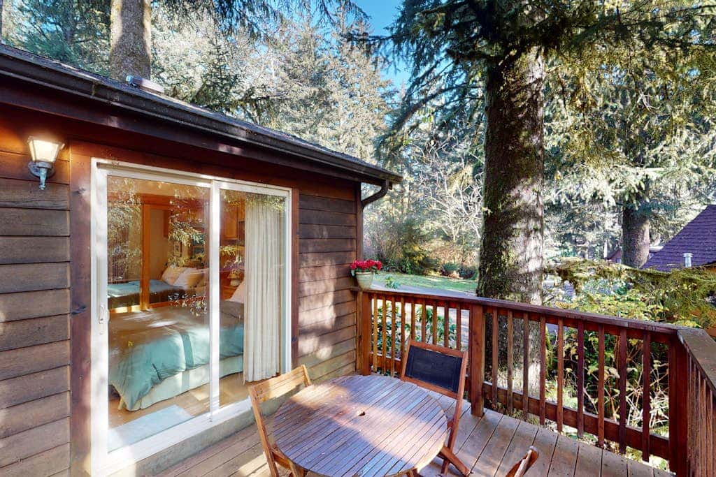 Tree-lined cabin with studio & gorgeous decks, just up from Whaleshead Beach