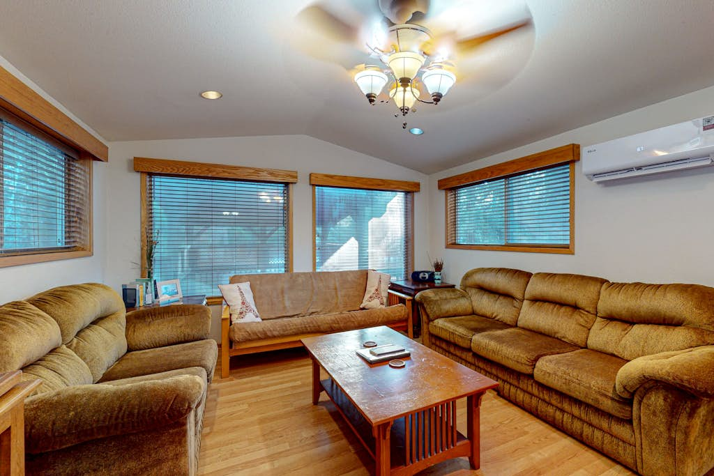 Dog-friendly cabin with hot tub & great deck - near Whaleshead Beach
