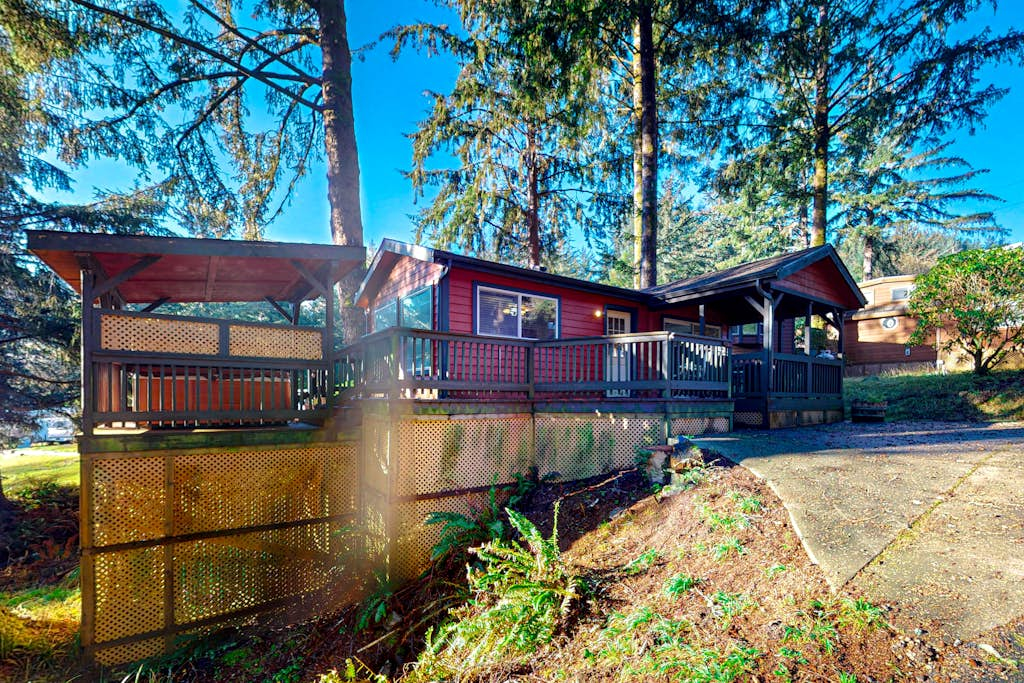 Dog-friendly cabin with hot tub & great deck - near Whaleshead Beach