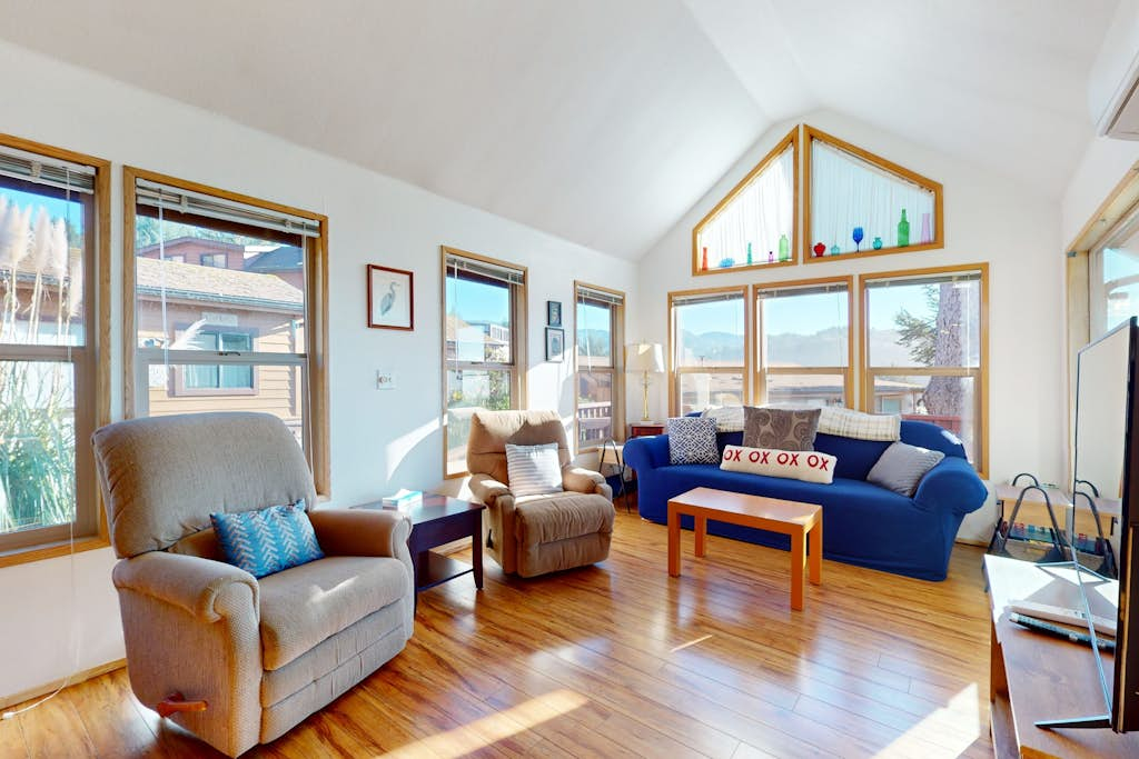 Dog-friendly cabin withprivate hot tub, large deck & beautiful ocean mountain view