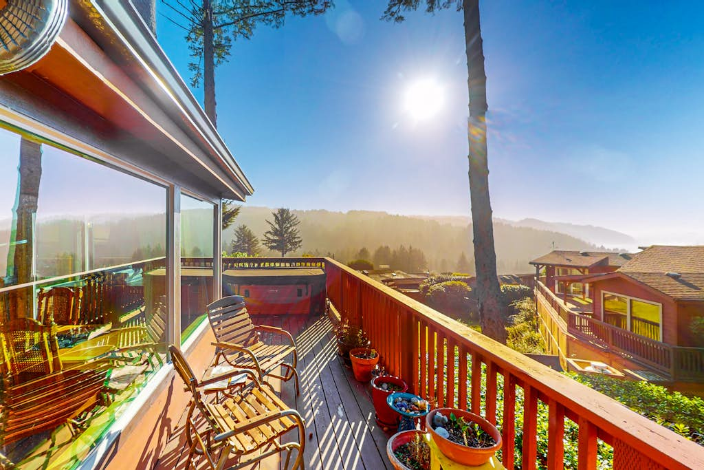 Dog-friendly cabin withprivate hot tub, large deck & beautiful ocean mountain view