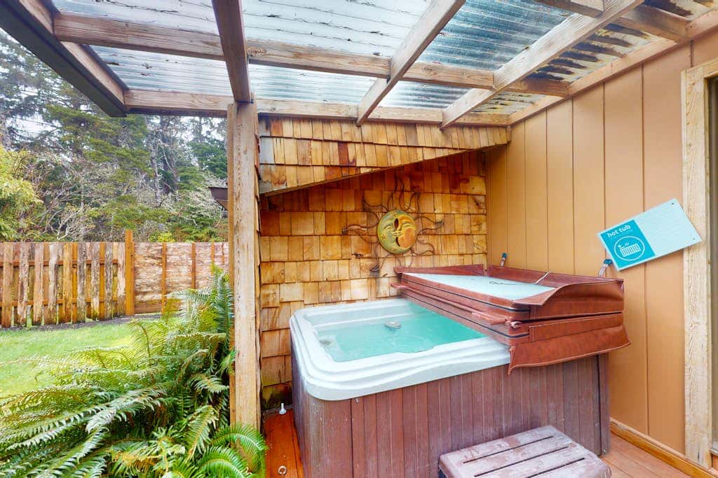 Dog-friendly, mid-century home withhot tub close to beach