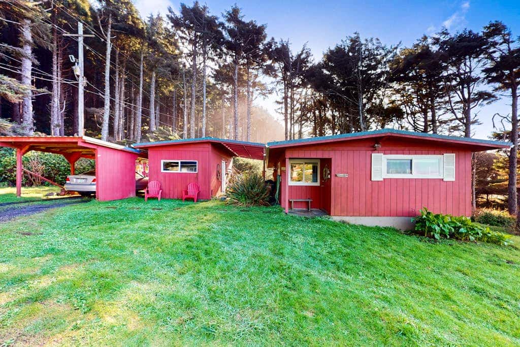 Cottage with Panoramic Ocean Views in Quiet Area - Dogs OK