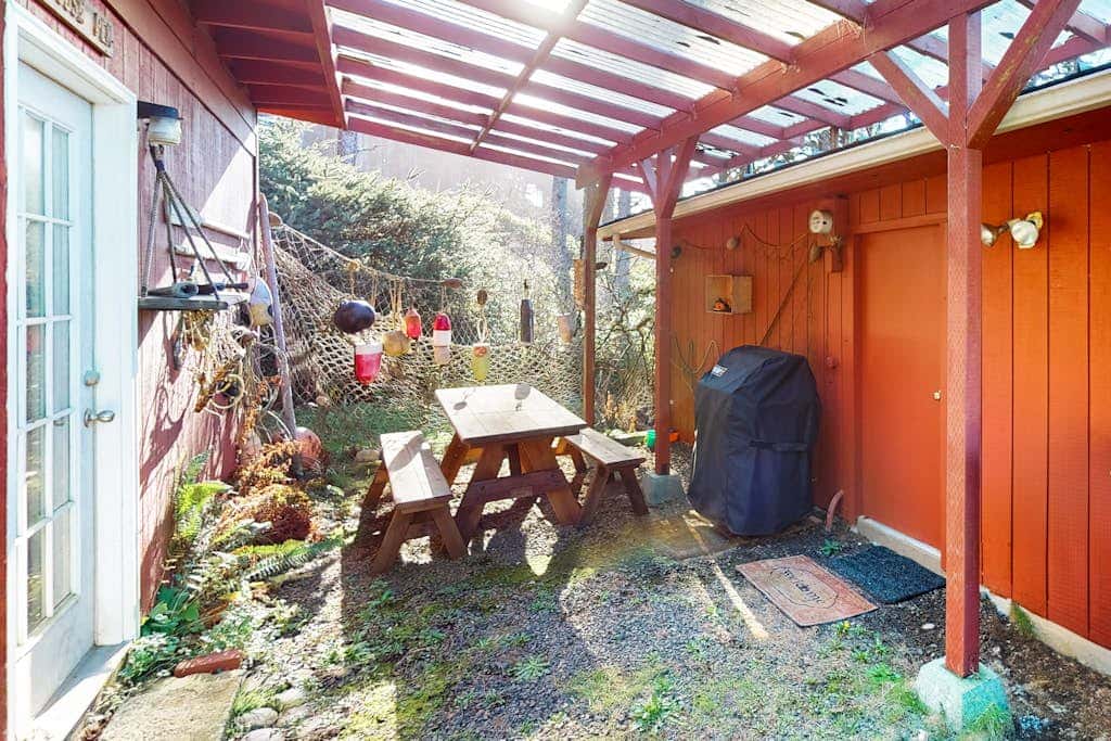 Cottage with Panoramic Ocean Views in Quiet Area - Dogs OK