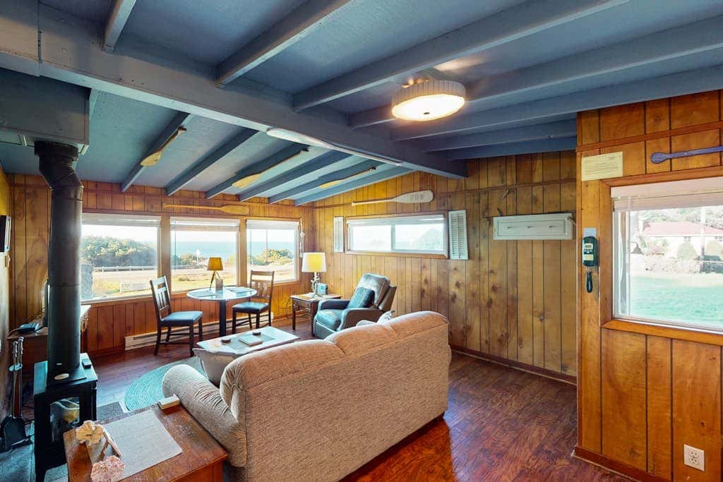 Cottage with Panoramic Ocean Views in Quiet Area - Dogs OK