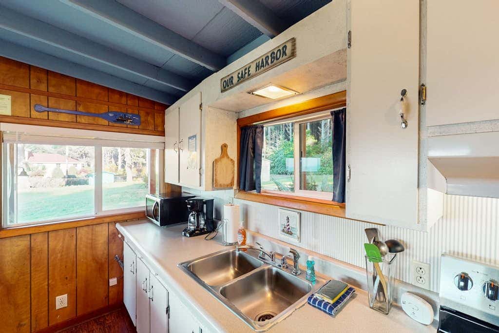 Cottage with Panoramic Ocean Views in Quiet Area - Dogs OK