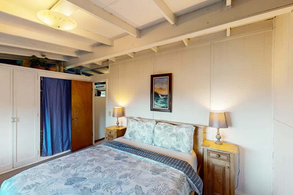 Cottage with Panoramic Ocean Views in Quiet Area - Dogs OK