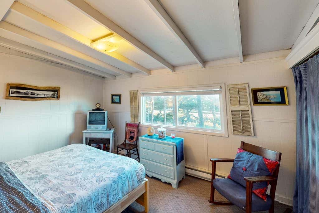 Cottage with Panoramic Ocean Views in Quiet Area - Dogs OK