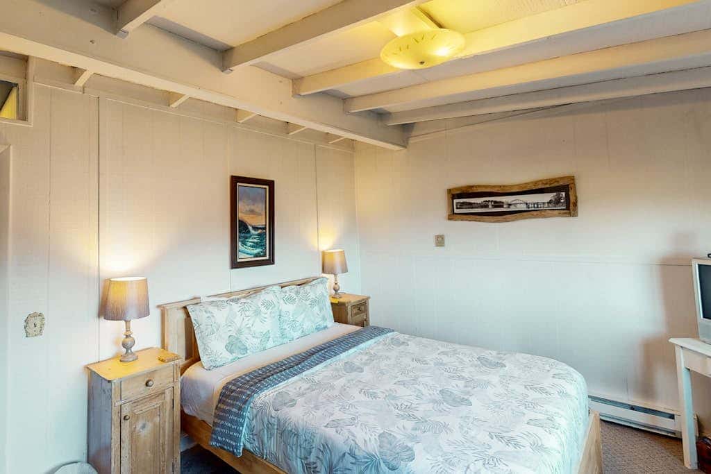 Cottage with Panoramic Ocean Views in Quiet Area - Dogs OK