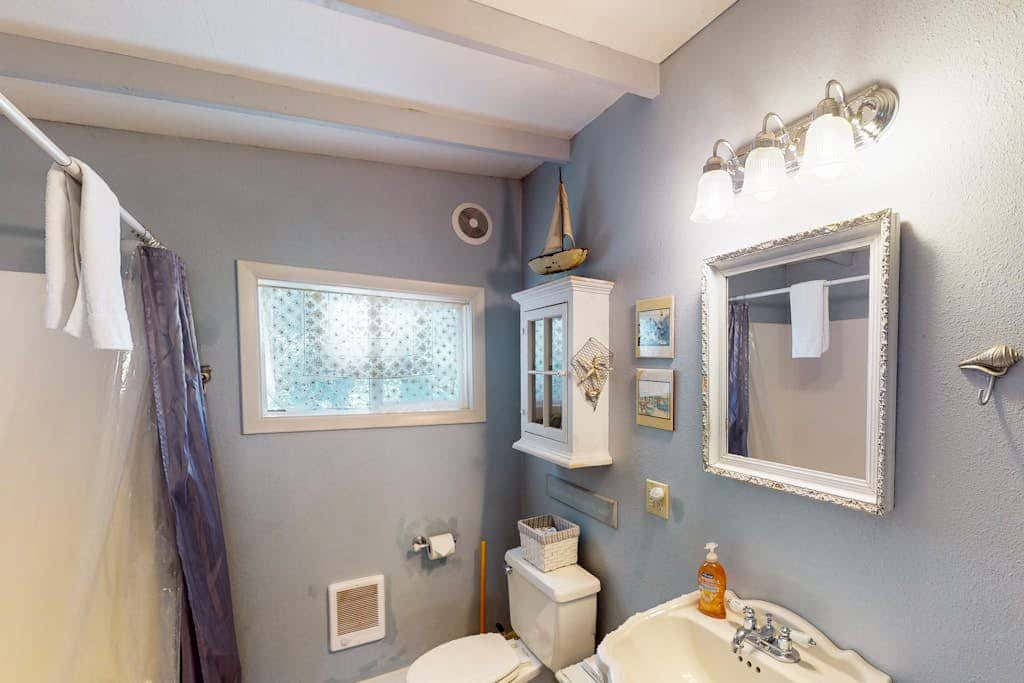 Cottage with Panoramic Ocean Views in Quiet Area - Dogs OK