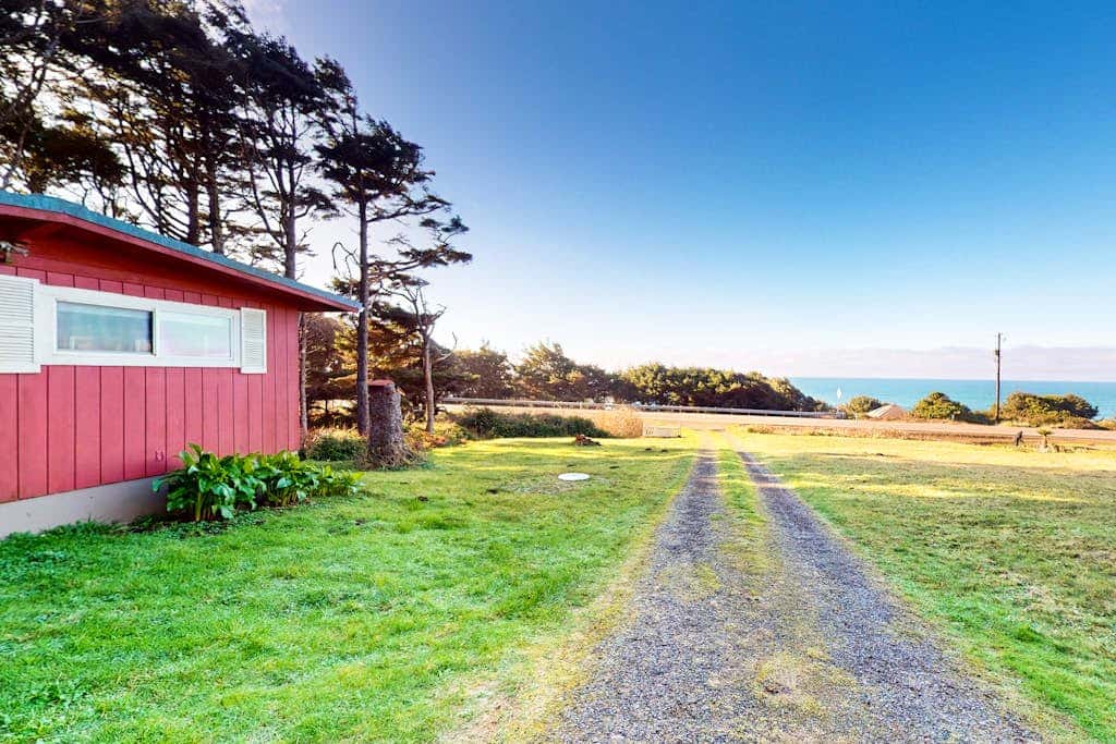 Cottage with Panoramic Ocean Views in Quiet Area - Dogs OK