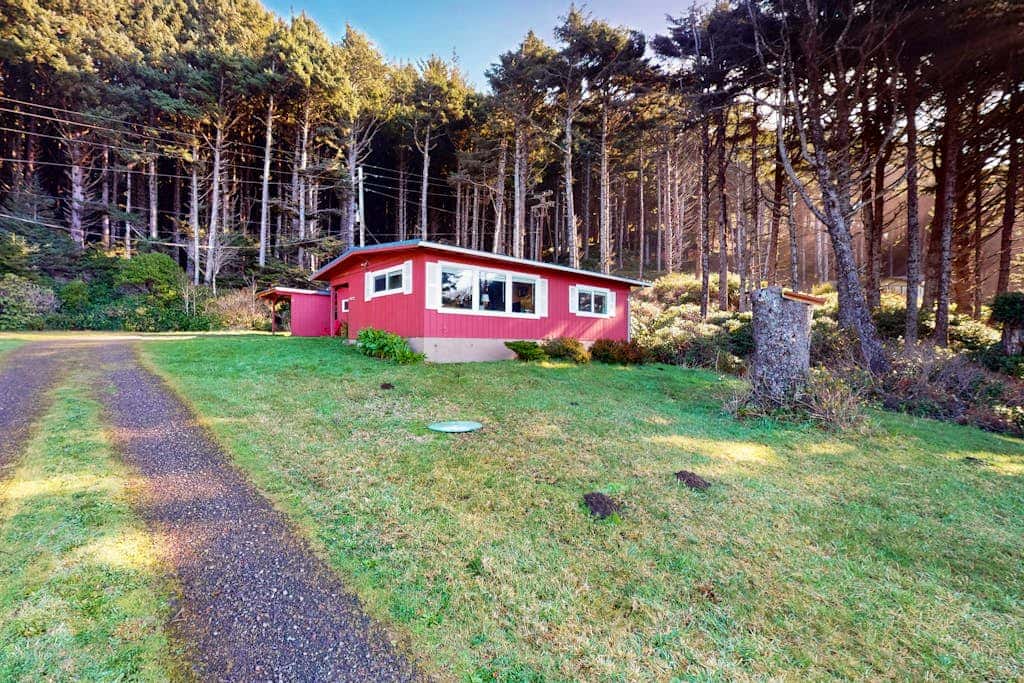 Cottage with Panoramic Ocean Views in Quiet Area - Dogs OK
