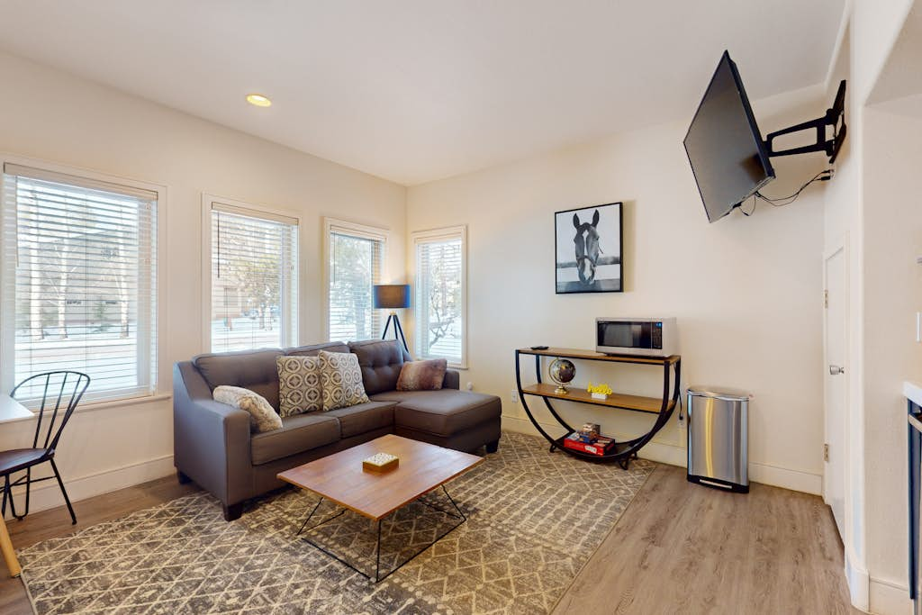Adorable Bend townhome with ideal location, kitchenette & central AC