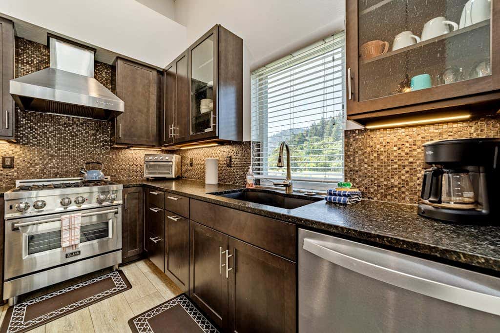 Stunning apt near the ocean with gas fireplace, partial water views & grill