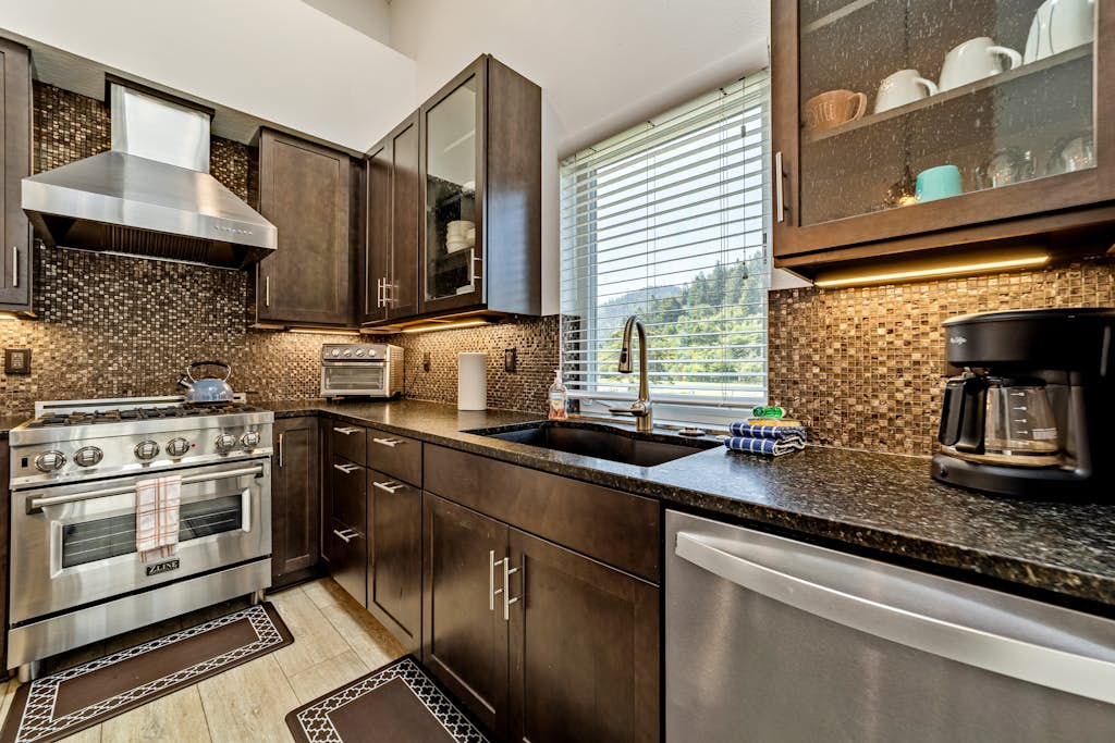 Stunning apt near the ocean with gas fireplace, partial water views & grill
