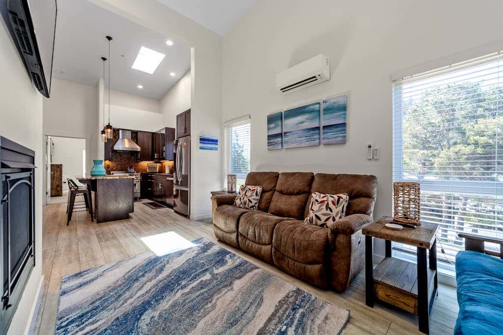 Stunning apt near the ocean with gas fireplace, partial water views & grill