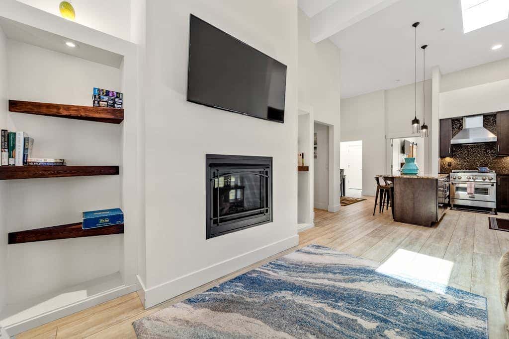 Stunning apt near the ocean with gas fireplace, partial water views & grill