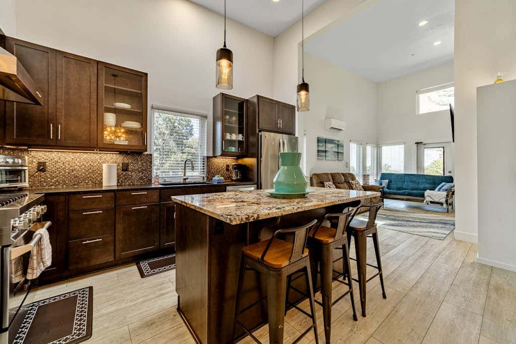 Stunning apt near the ocean with gas fireplace, partial water views & grill