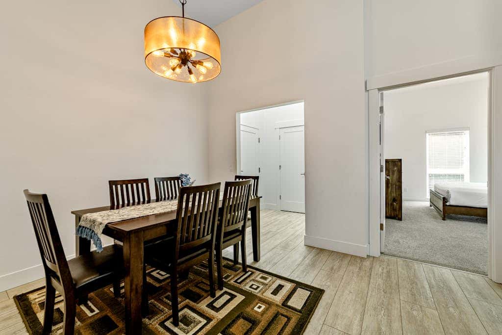 Stunning apt near the ocean with gas fireplace, partial water views & grill
