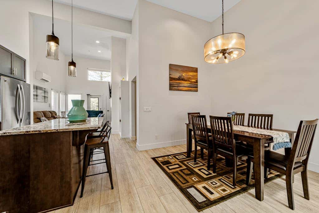 Stunning apt near the ocean with gas fireplace, partial water views & grill